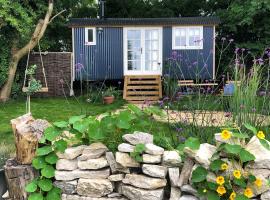 Purbeck Shepherd Huts, hotel em Worth Matravers
