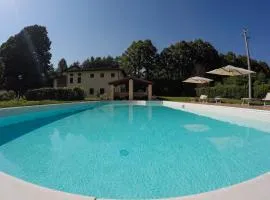 CASALE LA FATA -tipico toscano immerso nelle colline tra Lucca e Versilia, 6 appartamenti indipendenti
