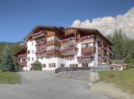 Hotel Ciasa Ai Pini, hotell i San Cassiano