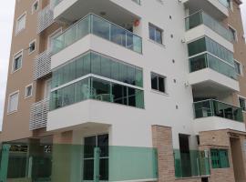 Apto em Palmas - à 80 metros do Mar, Hotel in Governador Celso Ramos