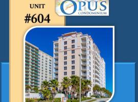 Opus Condominiums、デイトナ・ビーチ・ショアーズの駐車場付きホテル