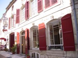 Hôtel Restaurant Henri IV, hotel in Champlitte-et-le-Prélot