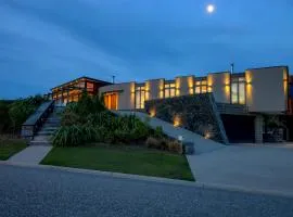 Mt Gold Retreat - Sleeps 8 - Spa Pool - Tennis Court