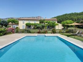 Les Grandes Terres - Gîtes & SPA, hotel v destinaci Mérindol