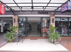 Viesnīca Double DD House at MRT Sutthisarn Bangkokā, netālu no apskates objekta pilsētas dzelzceļa (MRT) stacija Sutthisan