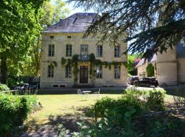 Manoir Le Bourg, Touffailles, hotel com piscina em Touffailles