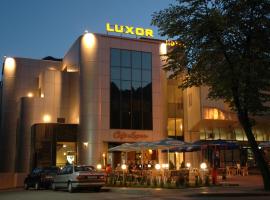 Viesnīca Luxor Hotel pilsētā Smoļana