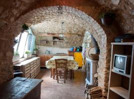 Charming rustic house, cottage à Gardone Riviera