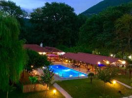 Dipla Sto Potami (Next To The River), hotel i Stathmos Terovou