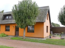 Ferienwohnungen Strandweg 6, cottage in Wieck