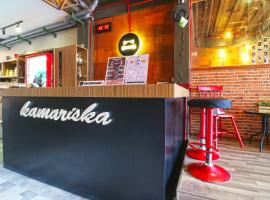 Kamariska Hostel โรงแรมในSedati