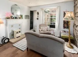 VINTAGE apt, pvt GARDEN, wifi, NEW TOWN