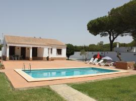 Villa Mayorazgo-Solo Familias, country house in Conil de la Frontera