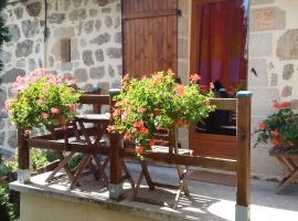 Gîte LA GRANGE du Vialaron, hotel with parking in Villard