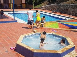 Finca Hotel Guayacundo، فندق يسمح بالحيوانات الأليفة في Vergara