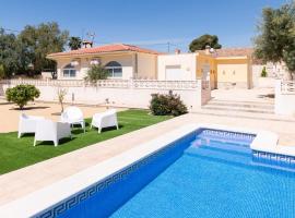 Villa Reyets 4 bed 3 bath Private Pool, feriehus i Busot