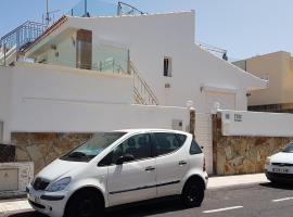 Casa Julia, hotell i Playa de las Americas