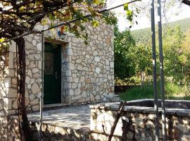 The Stone House-Zacharatos Nikolaos, vacation rental in Pouláta