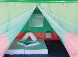 Koh Ngai Camping Restaurant @ Bar, hotel v destinaci Ko Ngai