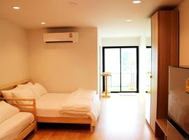 Live like a local in Ekkamai, hotel near Ekkamai Eastern Bus Terminal, Bangkok