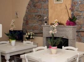 Guest House Le Gemelle: Luras'ta bir otoparklı otel