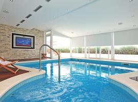 Eco Eclectic Villa with pool, отель в городе Солин