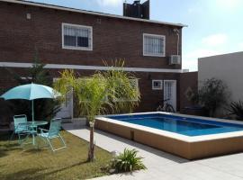 Casa Con Pileta En Roldan, hotel con estacionamiento en Roldán