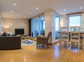 Modern apt, amazing harbour views, wifi & parking, departamento en Musselburgh