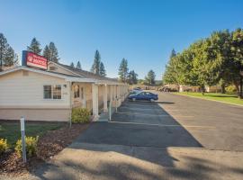 Shasta Pines Motel & Suites, отель с парковкой в городе Burney