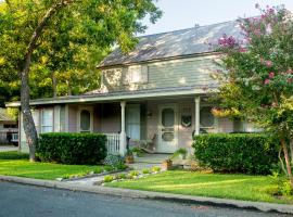 Studio B Guest House, hotel cerca de Lost Draw Cellars, Fredericksburg