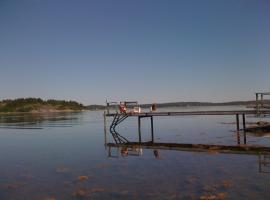 Family house 50 meters to the ocean, хотел в Buvik