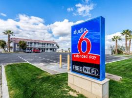 Studio 6-Buttonwillow, CA, hotel u gradu Batonvilou