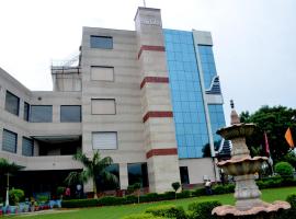 Palm Galaxy، فندق في Itimādpur