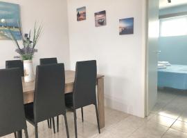 Renovated apt close to beach Wifi AC, hotel v destinaci Anavissos