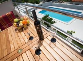 Charming modern house with the new swimming pool - apartment Maya 1, hotel di Trogir