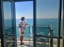 2-Bedroom Beachfront Apartment with Sea View & Balconies, hotel a Batumi