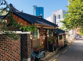 ICOS Guesthouse 1 - Female Only, hotel in zona Stazione metro Sinchon, Seul