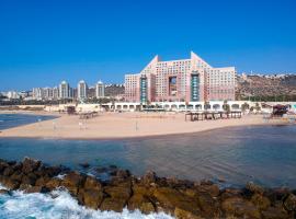 Almog Haifa Israel Apartments מגדלי חוף הכרמל, beach hotel in Haifa