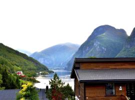 Otnes Sør, hotel v mestu Aurland