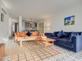 Modern, bright and welcoming oceanfront apartment