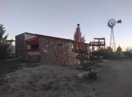 La loma del chivo Llc Stone Cottage alternative building, gistihús í Marathon