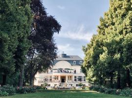 Hotel Schloss Teutschenthal, hotel with parking in Teutschenthal