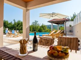 Villa Doli - Lovely holiday home with private pool, отель в Доли
