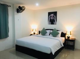 Baba Guest House, han din Kamala Beach