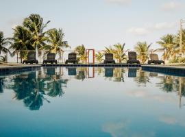 Manga Verde Beach Residence، فندق مع مسابح في إيتاماراكا