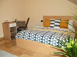 Downtown Apartments with shared kitchen, hotel en Győr