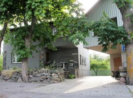 Kraavi Guest Hostel, hotel in Kuressaare