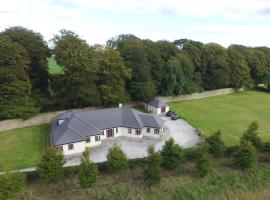 Moorepark West House, готель біля визначного місця Mitchelstown Golf Club, у Фермої