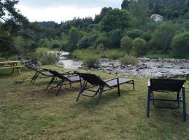 Maison en Ardeche, pet-friendly hotel in Usclades