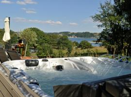 Gites Domaine du Charouzech, hotel pentru familii din Salles-Curan